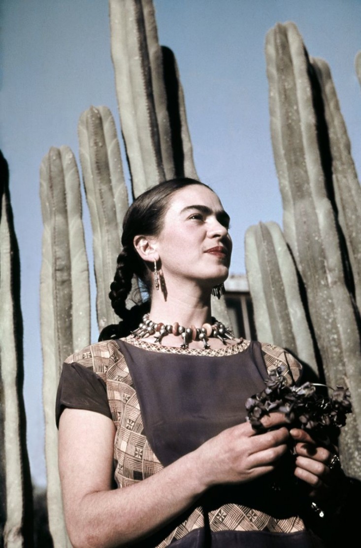 frida-kahlo-in -her-garden-gardenista