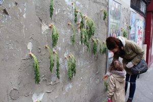 Installazione artistica con carote nei muri delle designer Nina Ballay e Anna Pierre dello Studio Objet Augmenté