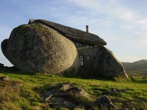 Casa costruita con massi