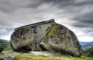 Casa costruita con massi