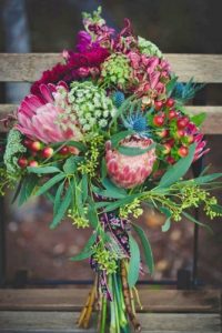 Rosa, verde e giallo il bouquet invernale da sposa