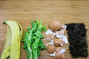 Scarti di cucina, banane e uova per fertilizzare il terreno