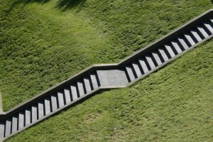 Erba e scale al Parc de la Villette Parigi