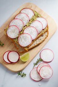 Tartine di avocado e ravanelli