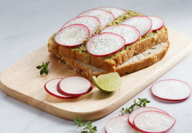 Tartine di avocado e ravanello aprile