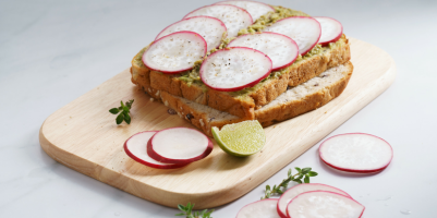 Tartine di avocado e ravanello aprile