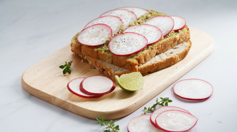 Tartine di avocado e ravanello aprile