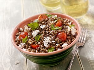 INSALATA DI BULGUR E LENTICCHIE CON FETA E SPINACI FRESCHI