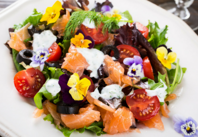 Ricetta insalata salmone e fiori