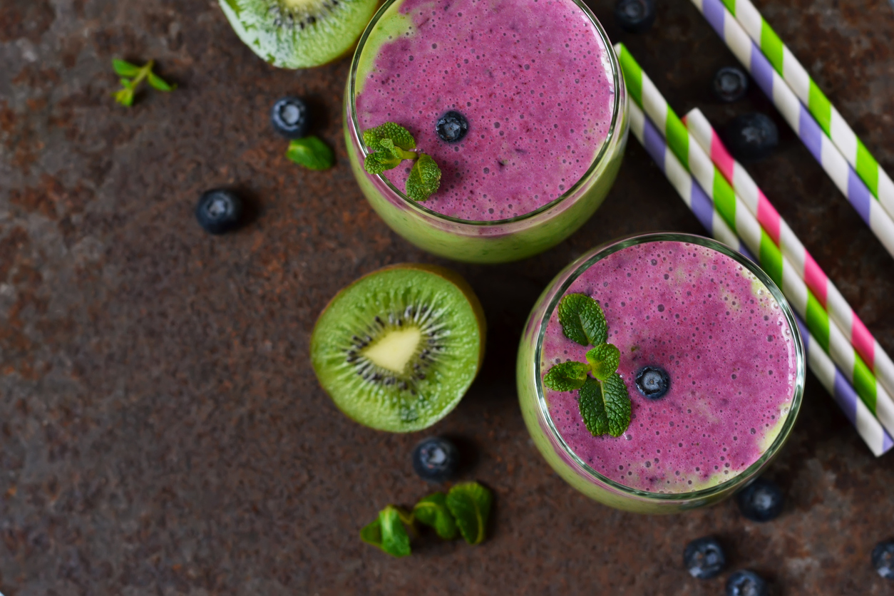 smoothie con kiwi spinaci e mirtilli ricetta salutare detox