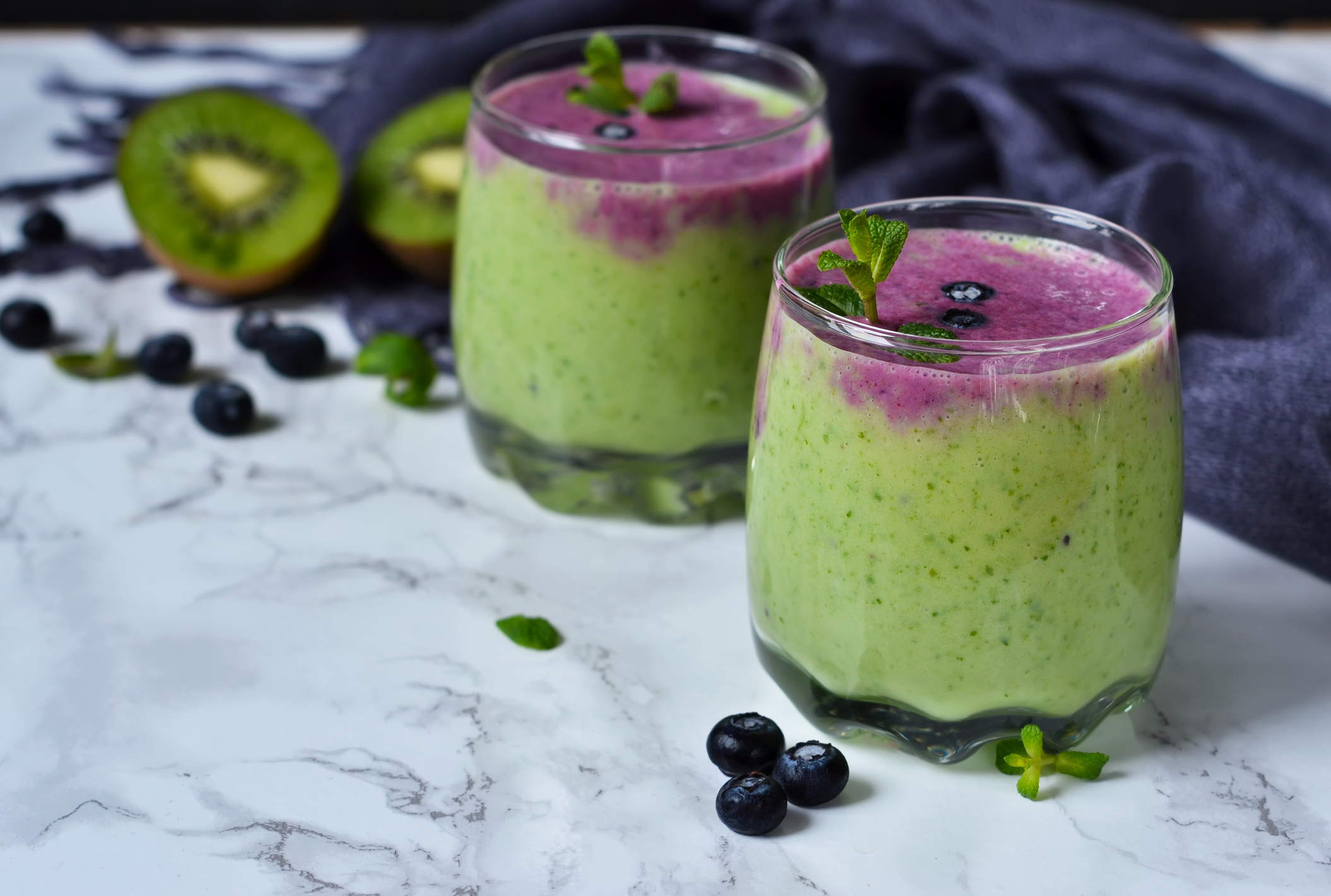 smoothie con kiwi spinaci e mirtilli ricetta fresca estiva