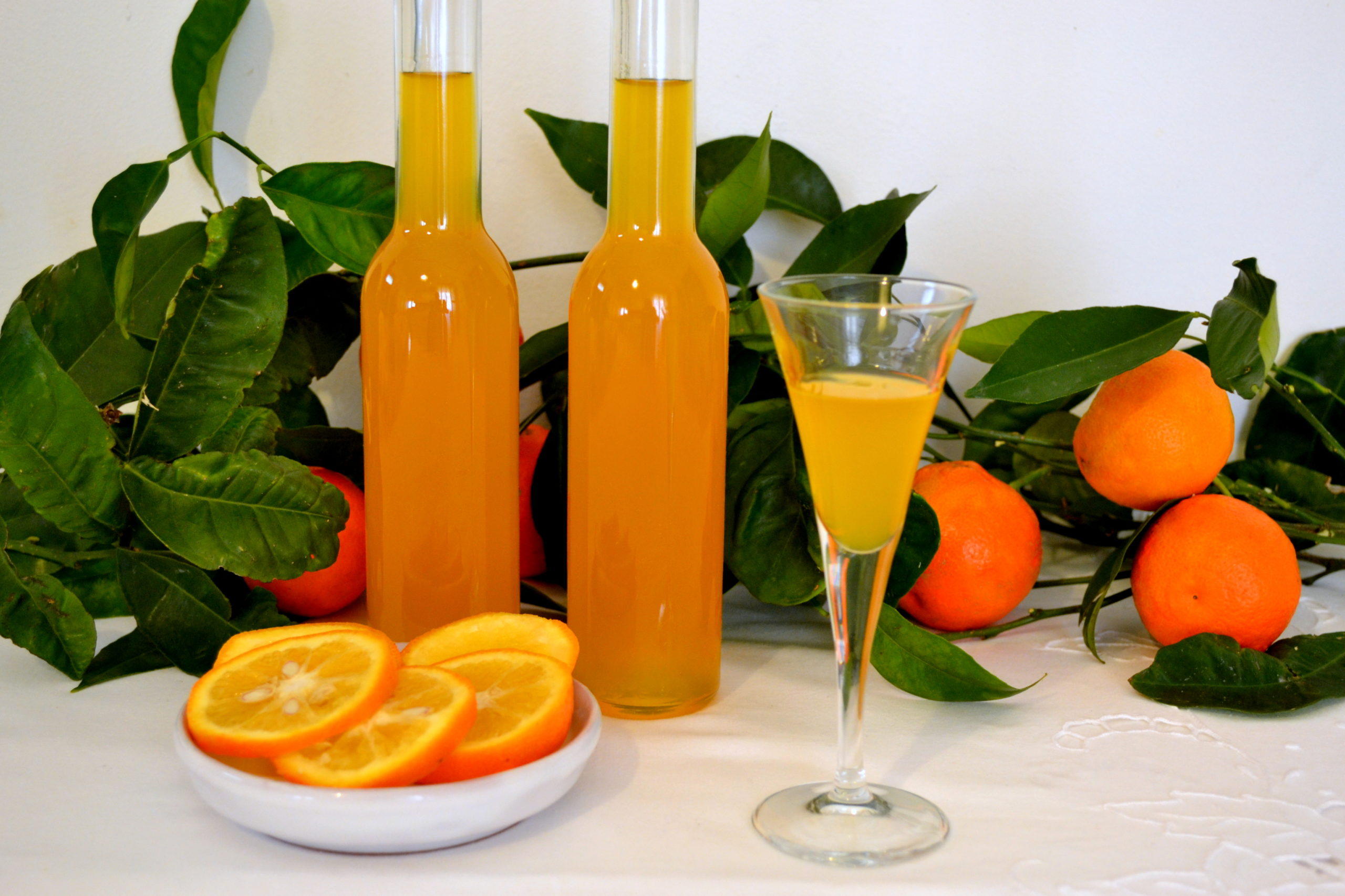 Лимончелло с соком. Оранчелло - апельсиновый ликер.. Алкогольный напиток Лимончелло. Ликер Куантро мандариновый. Мандариновый Лимончелло.