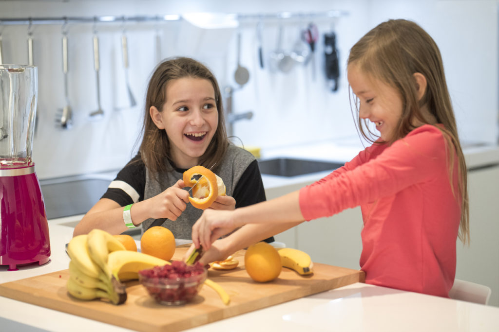 Bambine pelano la frutta