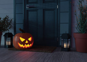 La zucca è il simbolo di Halloween e qui è posizionata fuori dalla porta di una casa come da tradizione.
