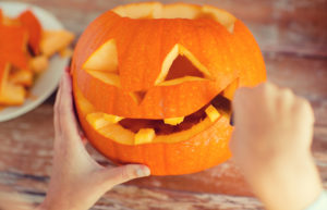 La zucca è il simbolo di Halloween e in questa foto sta per essere intagliata come da tradizione.