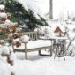Giardino con panca coperto di neve- curare giardino in inverno