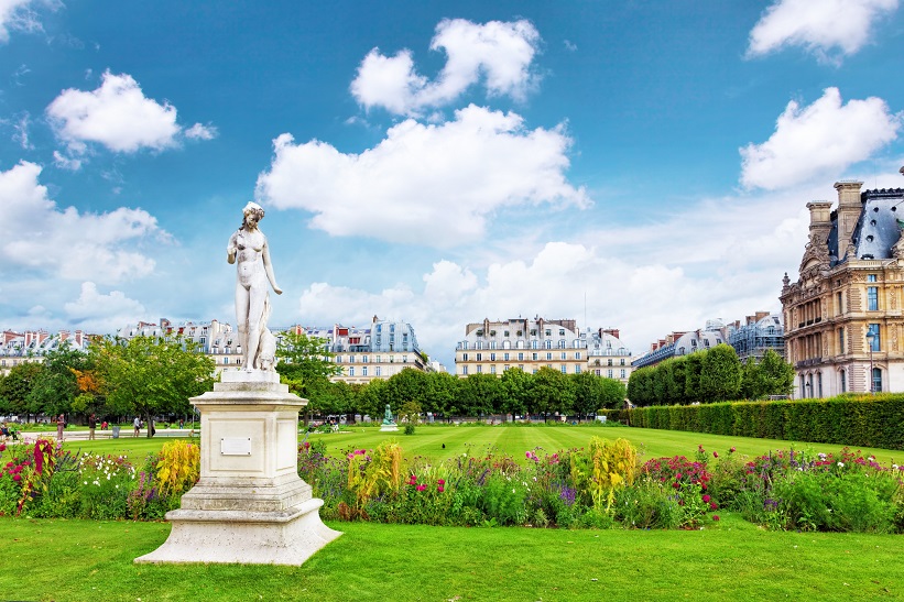 Sculpture and statues in Garden of Tuileries. (Jardin des Tuileries) . Paris. Franc