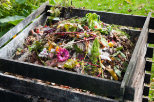 Compostaggio domestico in una cassa di legno