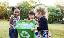 Bambini impegnati in una attività educativa ambientale