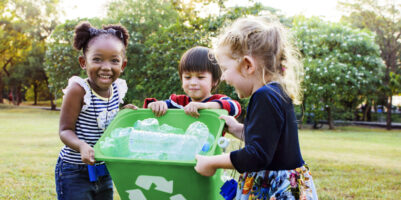 Bambini impegnati in una attività educativa ambientale