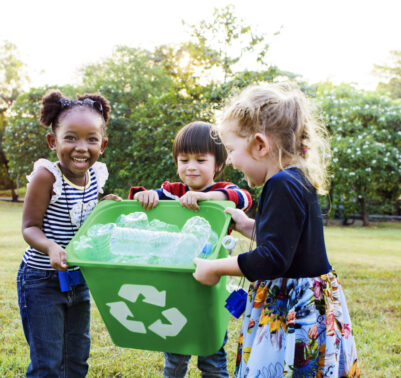 Bambini impegnati in una attività educativa ambientale