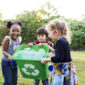 Bambini impegnati in una attività educativa ambientale
